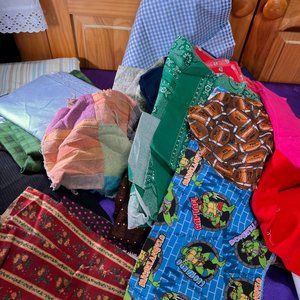 📌4,87 Pound Fabrics for Craft, Sewing, Quilts Smaller & Larger Pcs - Box 2